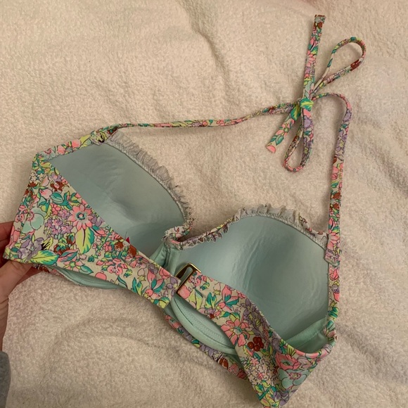 Size 34D VS swim top - Picture 3 of 4